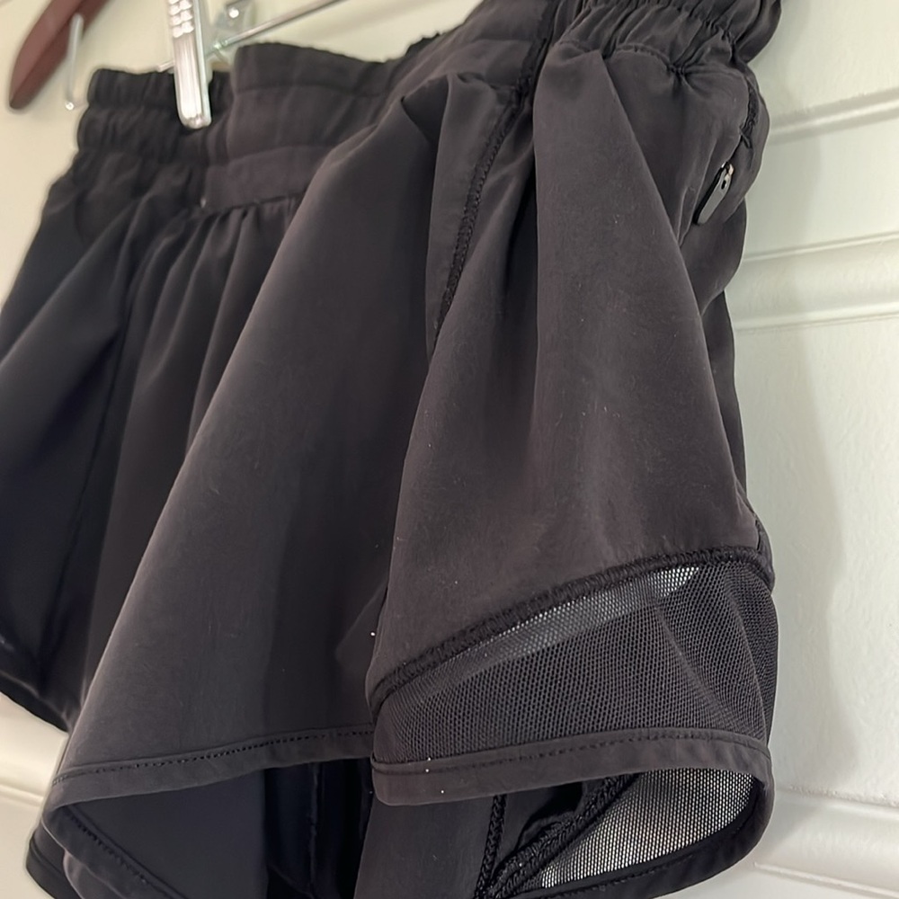 Lululemon Hotty Hot Low Rise Lined Short 2.5”. Size 4 Reg, black - Picture 2 of 8